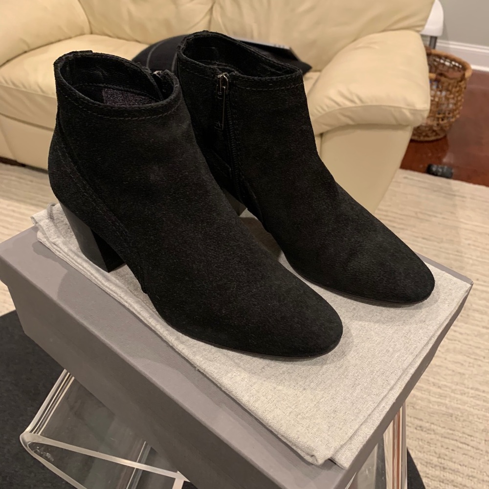 Aquatalia Filipe black suede booties size 7